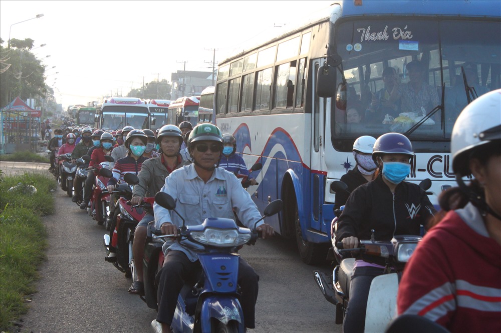 Kẹt xe kéo dài ngay trước trạm thu phí khiến nhiều người dân, tài xế bức xúc