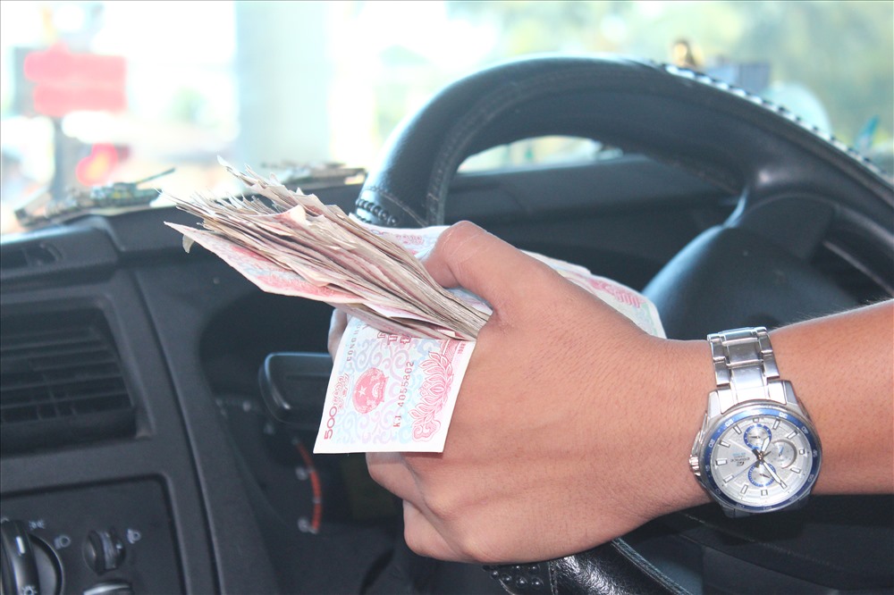 Tài xế dùng loại tiền lẻ 500 đồng để qua trạm