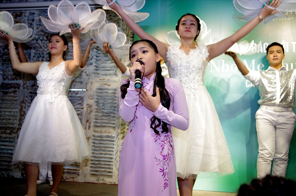 Võ Khánh Ngọc và nhóm múa. Ảnh: S.N