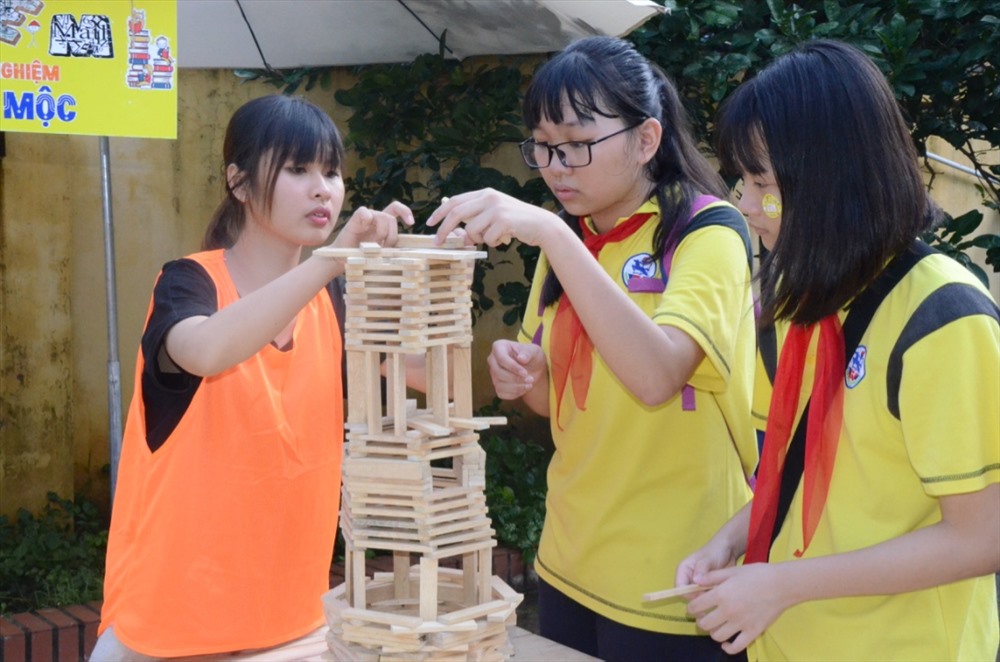 Học sinh hào hứng với các gian chủ đề đa dạng. Ảnh: HN