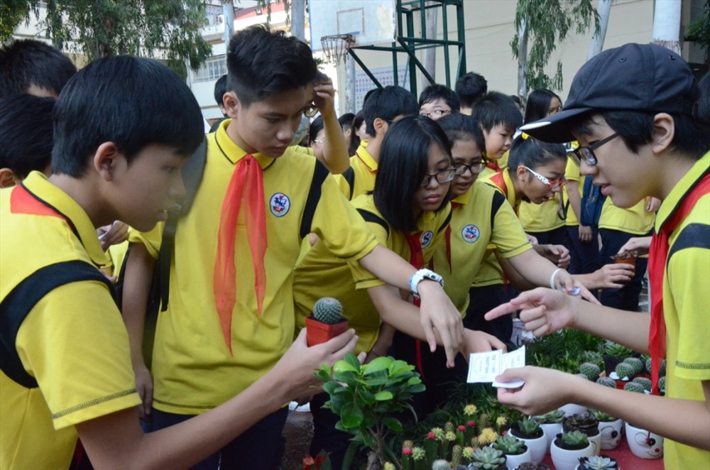 Hoạt động đổi giấy lấy cây thu hút sự quan tâm của nhiều bạn trẻ. Ảnh: HN