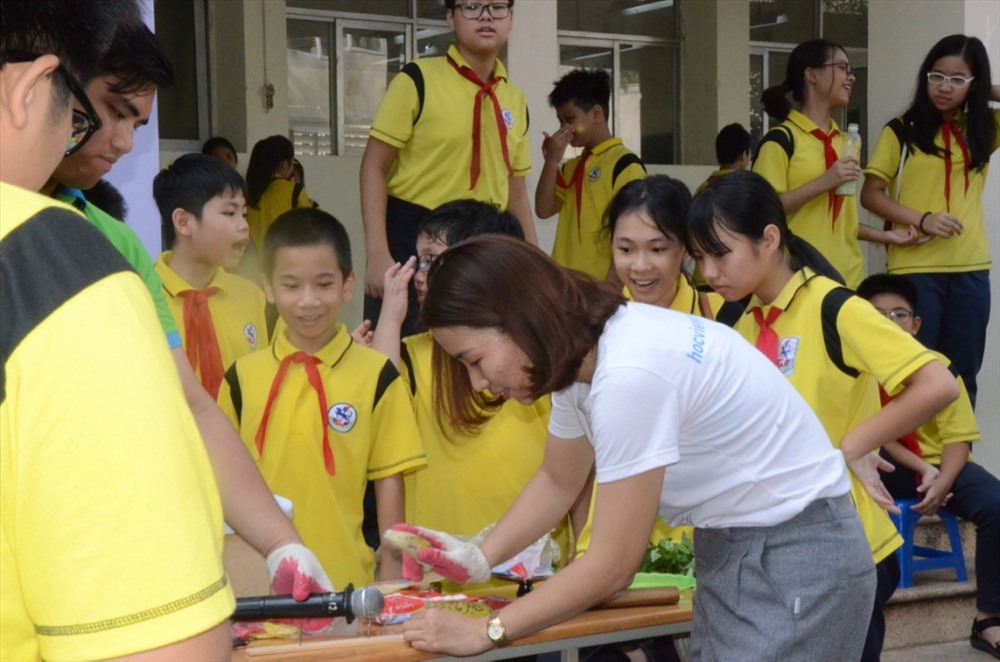 Thí nghiệm dùng chuối đóng đinh. Ảnh: HN