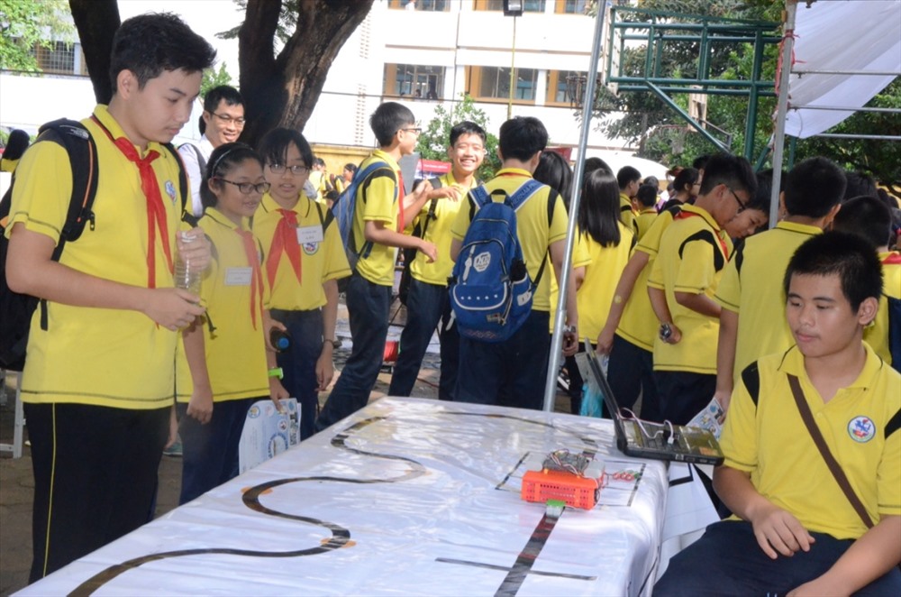Học sinh điều khiển mô hình tự động. Ảnh: HN