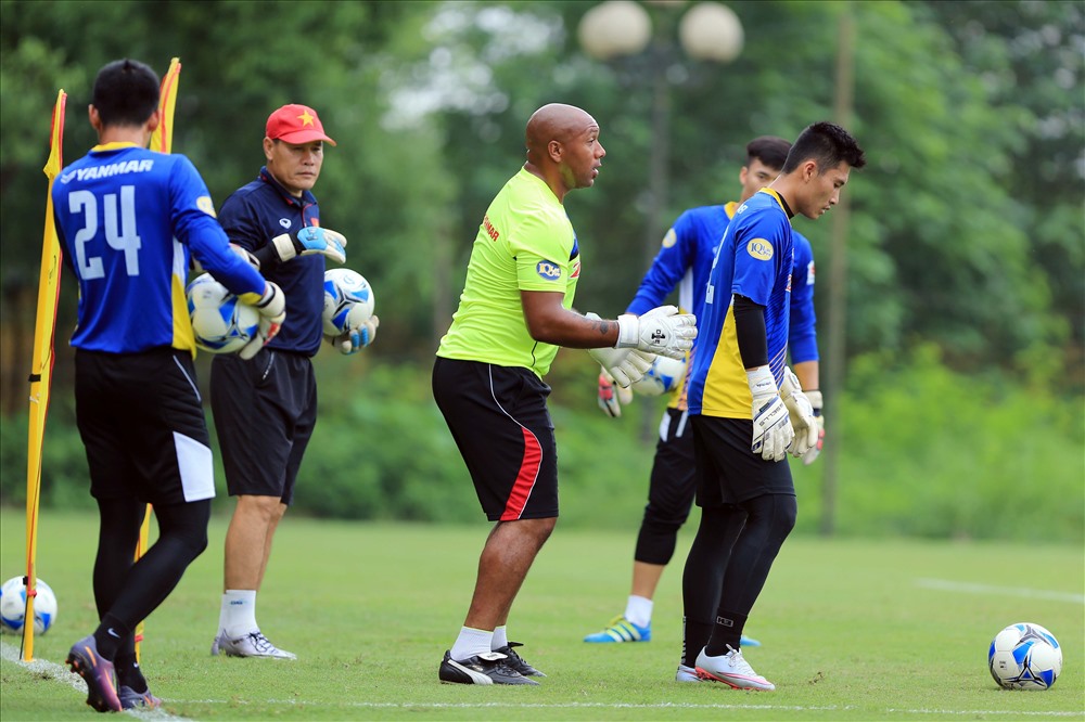 HLV Jason Brown và 3 thủ thành ĐTVN. Ảnh: Hải Anh