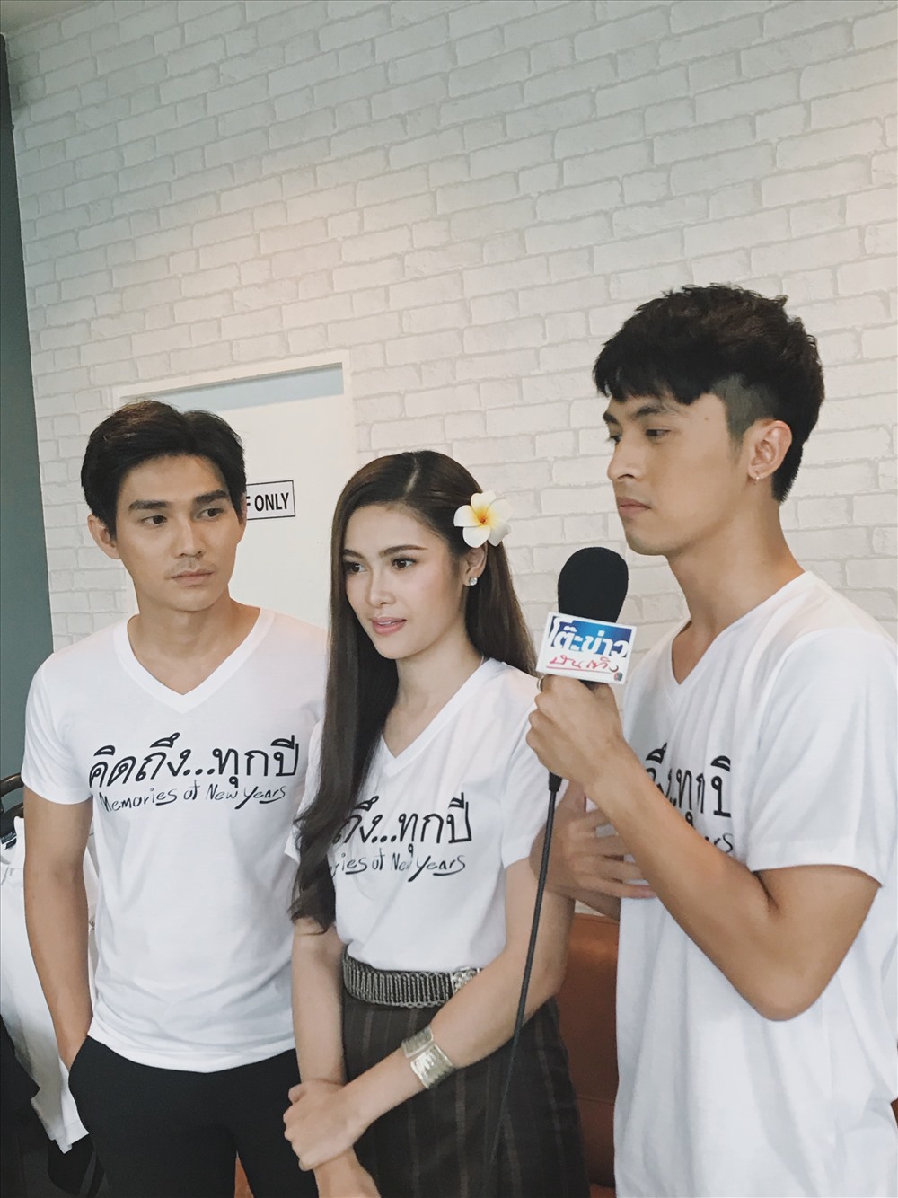 Công Dương và hai diễn viên Campuchia và Lào. Ảnh: T.L