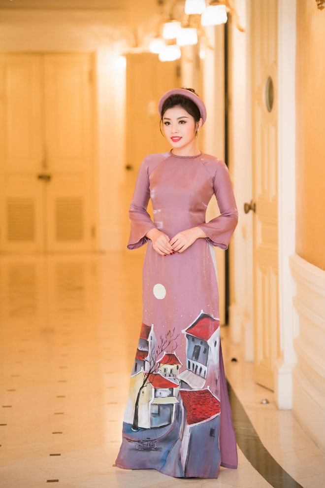 Thu Hằng xuất hiện trong bộ áo dài màu nâu đất nhẹ nhàng với hoạ tiết phố cổ Hà Nội khoe vẻ đẹp dịu dàng, thanh lịch.