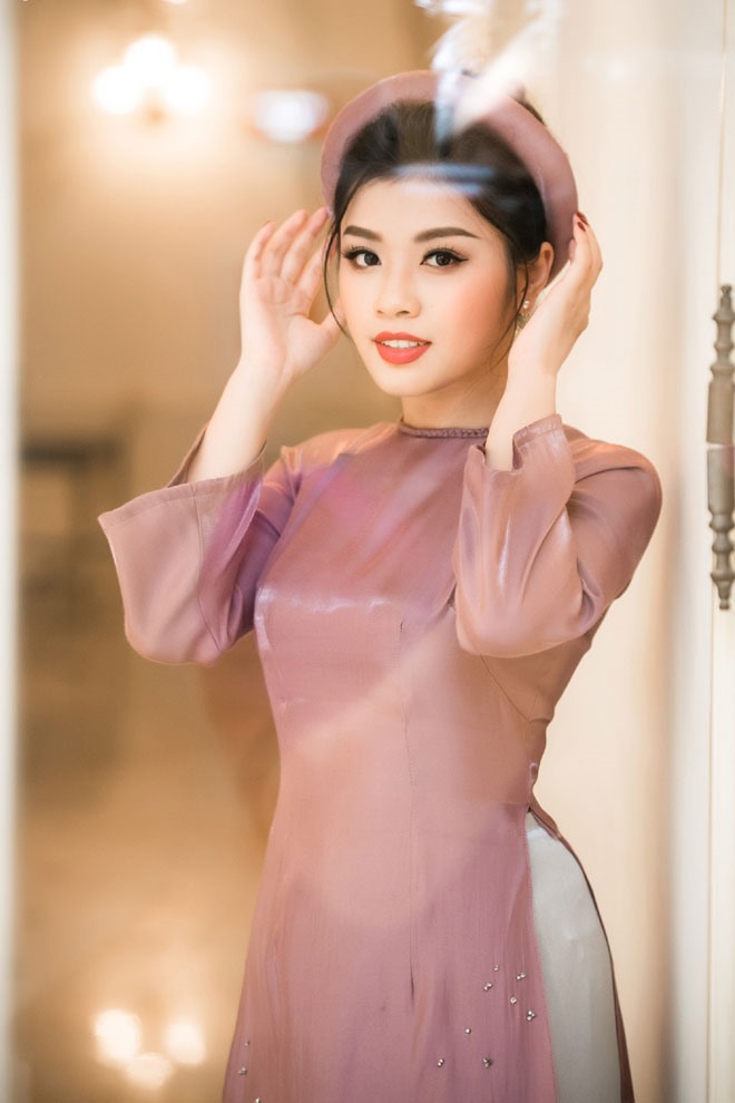 Cô và “công chúa sao mai” đặc biệt thân thiết, Thu Hằng chia sẻ, chị gái luôn đứng sau hỗ trợ cô mọi việc cho sự nghiệp của cô, giúp cô cảm thấy an tâm phấn đấu khi bước ra từ Giải Sao mai mà tuổi đời còn quá trẻ, đôi khi không chịu nổi áp lực nhưng chị gái đã giúp cô vững vàng hơn.
