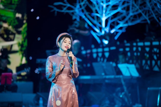 thể hiện ca khúc “Trời Hà Nội xanh“.