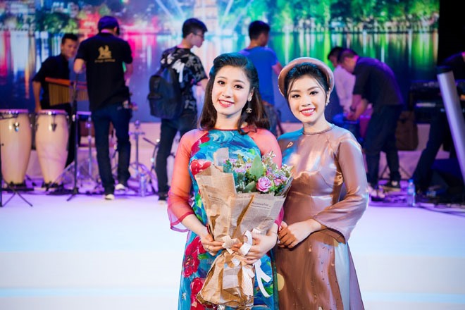 Trong cuộc sống ngoài đời và cả nghệ thuật, hai chị em luôn quấn quýt nhau. Gia đình chính là điểm tựa tuyệt vời của hai cô gái.