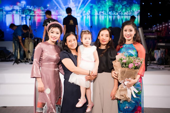 Rất ít khi cả hai chị em nhà “công chúa Sao mai” Thu Hằng cùng diễn trên một sân khấu nên mẹ hai nữ ca sĩ đã “tháp tùng” hai con đi diễn. Bà là nhà giáo, công việc tuy bận rộn nhưng luôn tranh thủ thời gian rảnh để xuất hiện cùng các con gái tại các đêm diễn của con. Với bà, sự thành đạt của hai cô con gái ngày hôm nay chính là niềm hạnh phúc lớn của bà. Ảnh: Lê Chí Linh