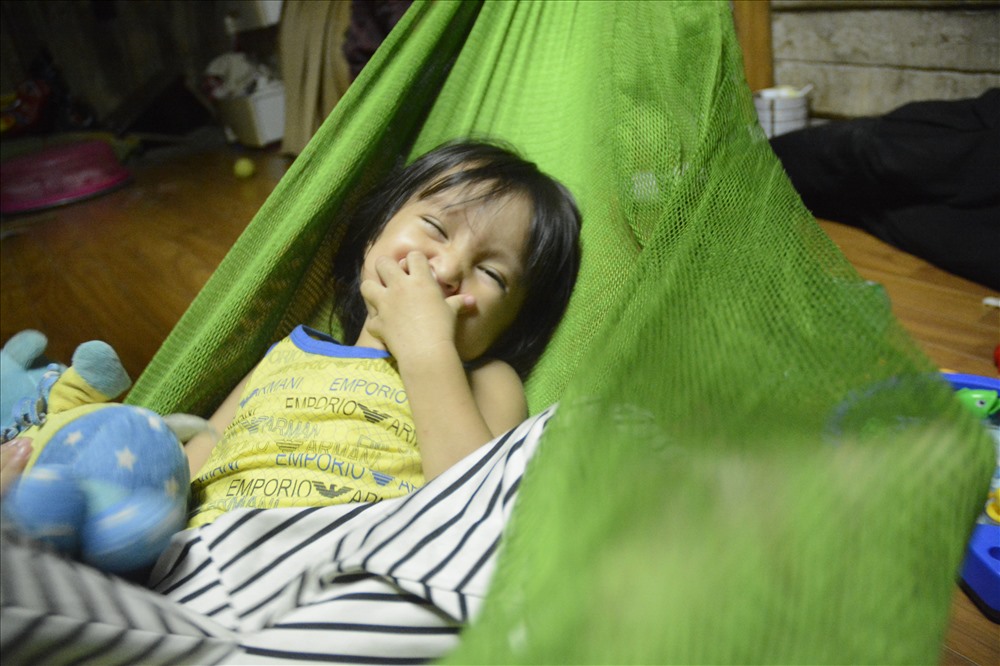 Căn nhà tưởng chừng sẽ im ắng khi thiếu vắng mọi người, thế nhưng lại tràn ngập những tiếng hát i a của Tít. Tít rất thích hát, cả khi đang loay hoay với mấy món đồ chơi hay hát theo bà những lúc ru em Su ngủ.