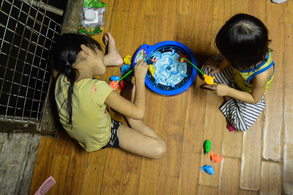 Chuột (chị cả) đang học lớp chọn nên phần lớn thời gian buổi tối phải dành để làm bài tập. Chỉ có chị Trâu sau khi học bài xong sẽ ngồi chơi với Tít.