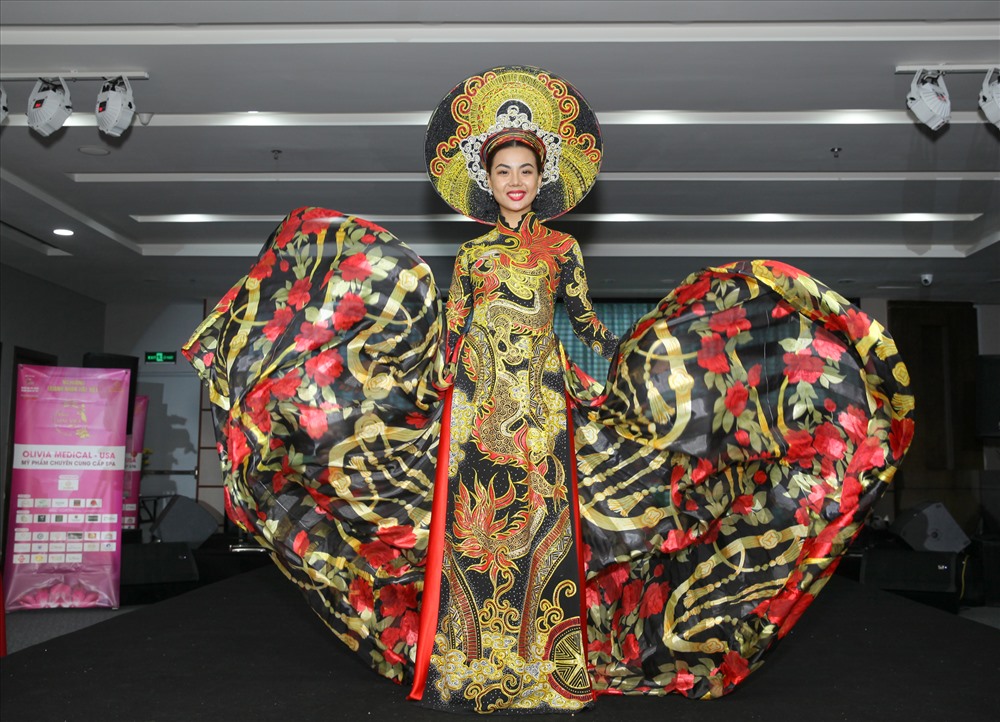 Bộ áo dài họa tiết trống đồng và rồng của NTK Tuấn Hải được HLV “Nữ hoàng Doanh nhân Đất Việt” trình diễn đã mang về 100 triệu đồng sau màn trả giá đầy kịch tính.
