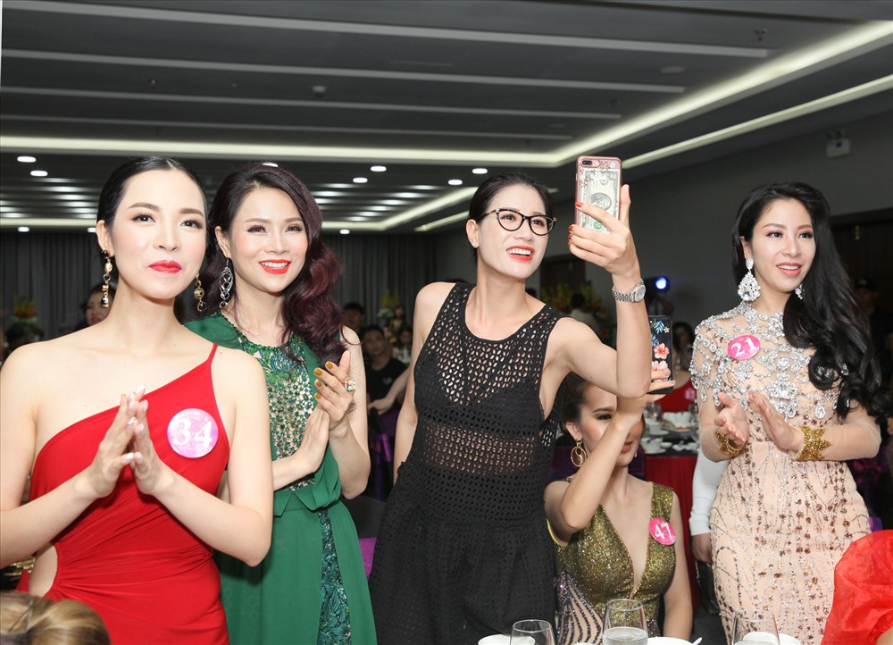 Cựu người mẫu bất ngờ có mặt tại Đà Nẵng để cổ vũ các thí sinh cuộc thi “Nữ hoàng Doanh nhân Đất Việt” trong phần thi tài năng và tham gia đấu giá từ thiện gây quỹ giúp đỡ các trẻ em nghèo cơ nhỡ. 