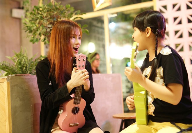 Không biết là hai cô trò sẽ hóa thân vào cùng một nhân vật như mọi người vẫn thường thấy trên truyền hình mà Gương mặt thân quan đã từng làm hay không. Bởi làm sao có thể tìm được một tiết mục nào mà hoá thân được cả hai cho ra và giống phiên bản gốc khi mà cô thì cao và gầy, còn Bích Ngọc thì bụ bẫm của dáng vẻ một em bé. Chắc chắn đây là một “ca khó” dành cho cả hai cô trò.