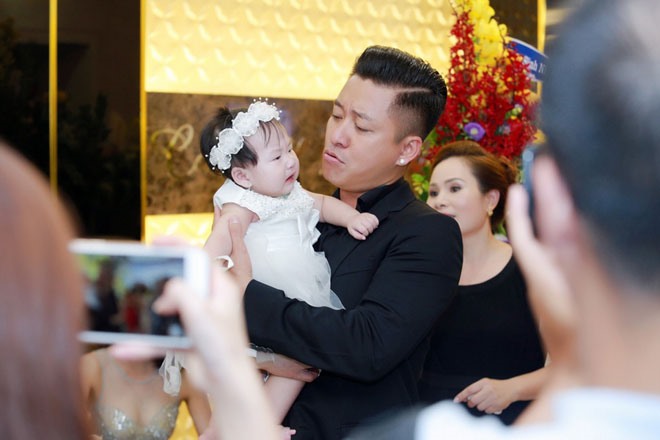 Tuấn Hưng hiện rất hạnh phúc bên gia đình nhỏ. Con gái chưa đầy tuổi của anh cũng đến tham dự bữa tiệc. Vẻ ngoài xinh xắn của bé nhận được nhiều sự quan tâm của khách tham dự.