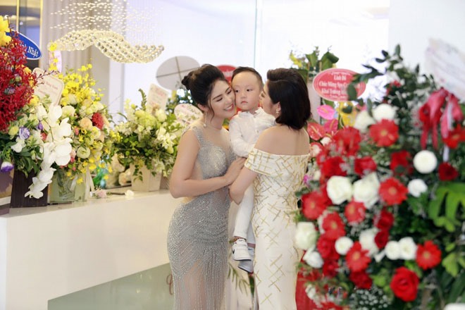 Cậu cả nhà Tuấn Hưng lại nhận được sự hâm mộ của các người đẹp tại bữa tiệc.