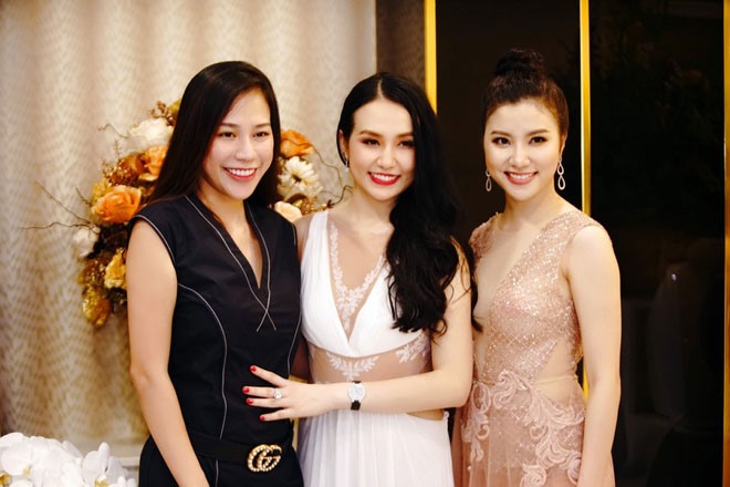 Hương Baby (váy trắng) không chỉ là người vợ đảm đang luôn ủng hộ chồng trong công việc.