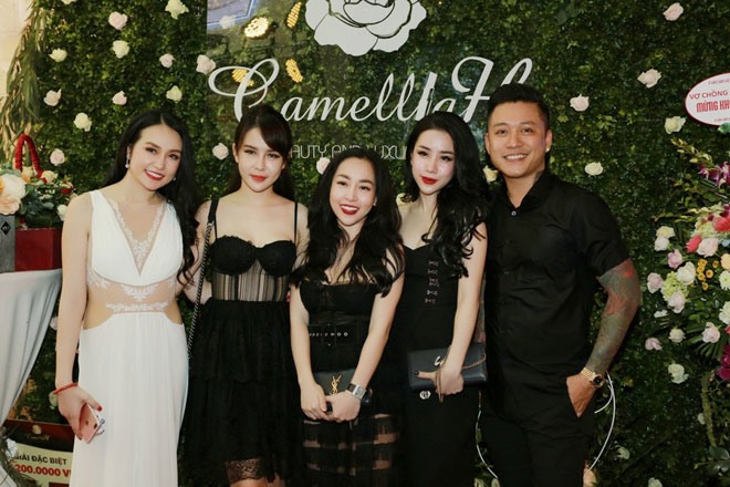 Dàn hotgirl cũng đến chúc mừng Hương Baby khai trương thêm