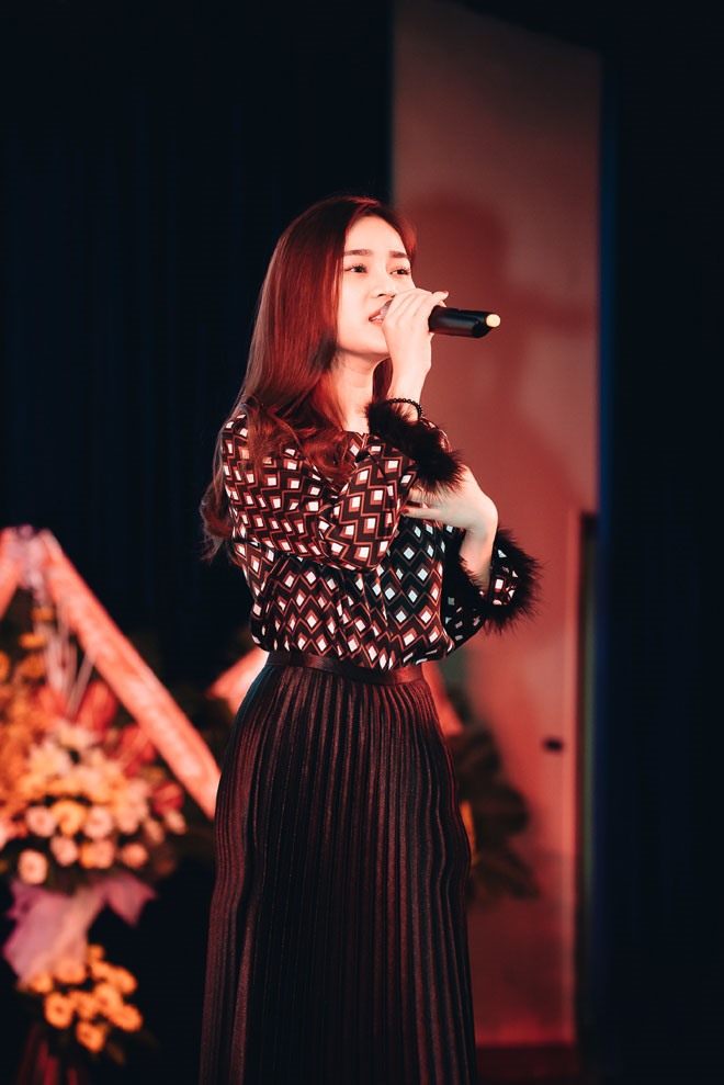 Để tạo sự gần gũi với các bạn trẻ, Giang Hồng Ngọc chủ động ăn mặc giản dị, trang điểm nhẹ, để tóc tự nhiên.