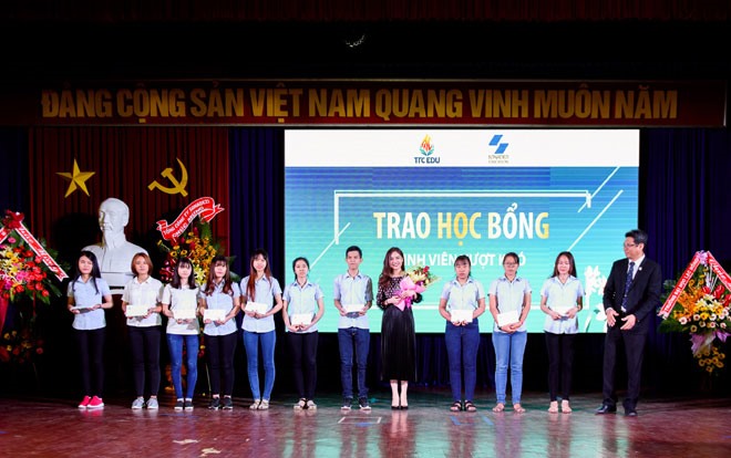hi nhận học bổng được trao trực tiếp từ giọng ca nổi tiếng, nhiều bạn trẻ không kìm được sự xúc động. Giang Hồng Ngọc cũng rất hạnh phúc nhận bó hoa từ tay ban giám hiệu nhà trường. Cô cảm giác như giây phút ấy, mình được thỏa giấc mơ thầm kín là trở thành một sinh viên với những tháng ngày vô tư lự trên ghế nhà trường.