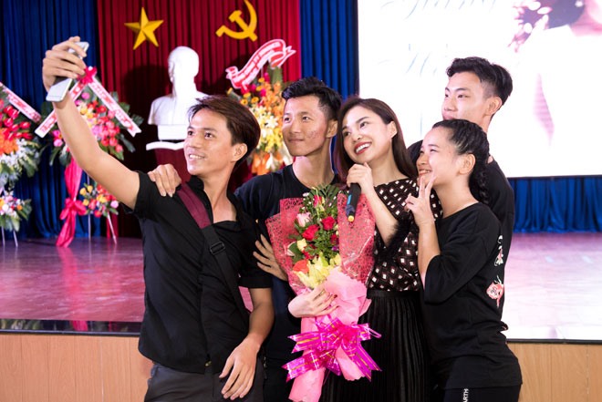 Chia sẻ về việc làm của mình, Giang Hồng Ngọc cho biết, bản thân cô xuất phát điểm là một người sinh trưởng trong khó khăn, không được đi học đến nơi đến chốn như bao người.