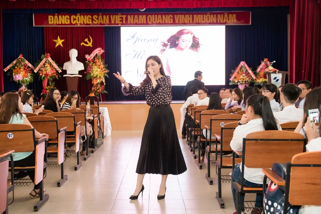 Các sinh viên thích thúc hòa giọng cùng nữ ca sĩ sau một ngày mệt nhoài.