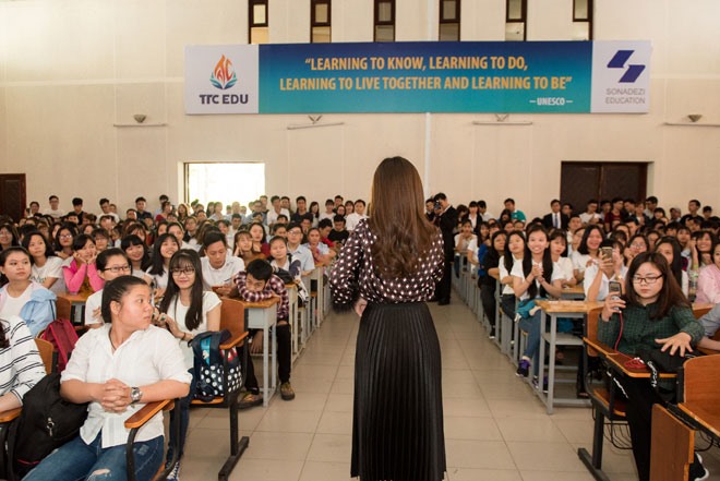 “Các bạn sinh viên chân chất lắm. Tình cảm của họ làm tôi vô cùng xúc động. Các bạn xếp hàng chờ chụp ảnh, ôm hôn hoặc chỉ để chào một câu… khiến tôi cảm thấy, đó là cát-xê lớn nhất tôi nhận được từ chuyến đi này” – Giang Hồng Ngọc xúc động trải lòng”.