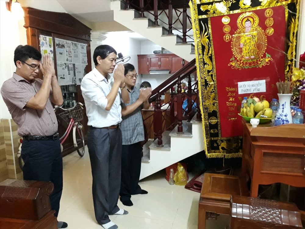 Lãnh đạo LĐLĐ Hải Phòng đến thắp hương, động viên gia đình nạn nhân - Ảnh TN