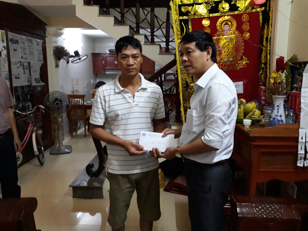 LĐLĐ Hải Phòng mong gia đình nạn nhân sẽ vượt qua khó khăn, ổn định cuộc sống - Ảnh TN