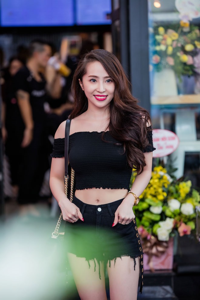 Cô lựa chọn phong cách gợi cảm, không ngần ngại khoe vòng eo thon gọn. Nữ diễn viên tiết lộ, luôn dành khoảng thời gian nhất định để chăm sóc dáng và làn da.