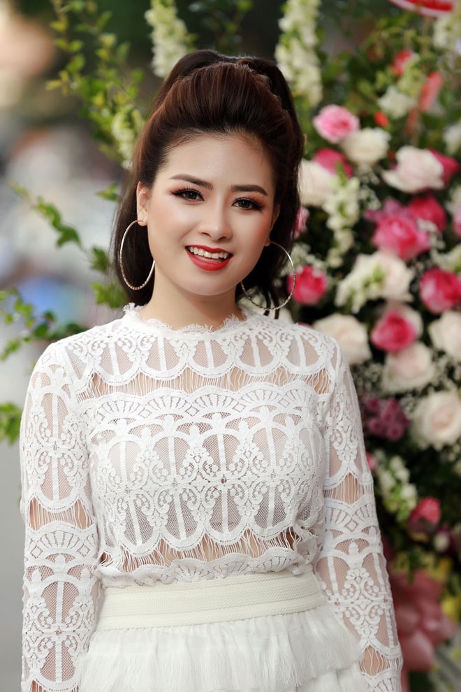 Ca sĩ Dương Hoàng Yến mặc đầm trắng sang trọng đến chúc mừng bạn trai. Có vẻ sau những cố gắng, cặp đôi đã trở về bên nhau sau khoảng thời gian tạm chia tay.