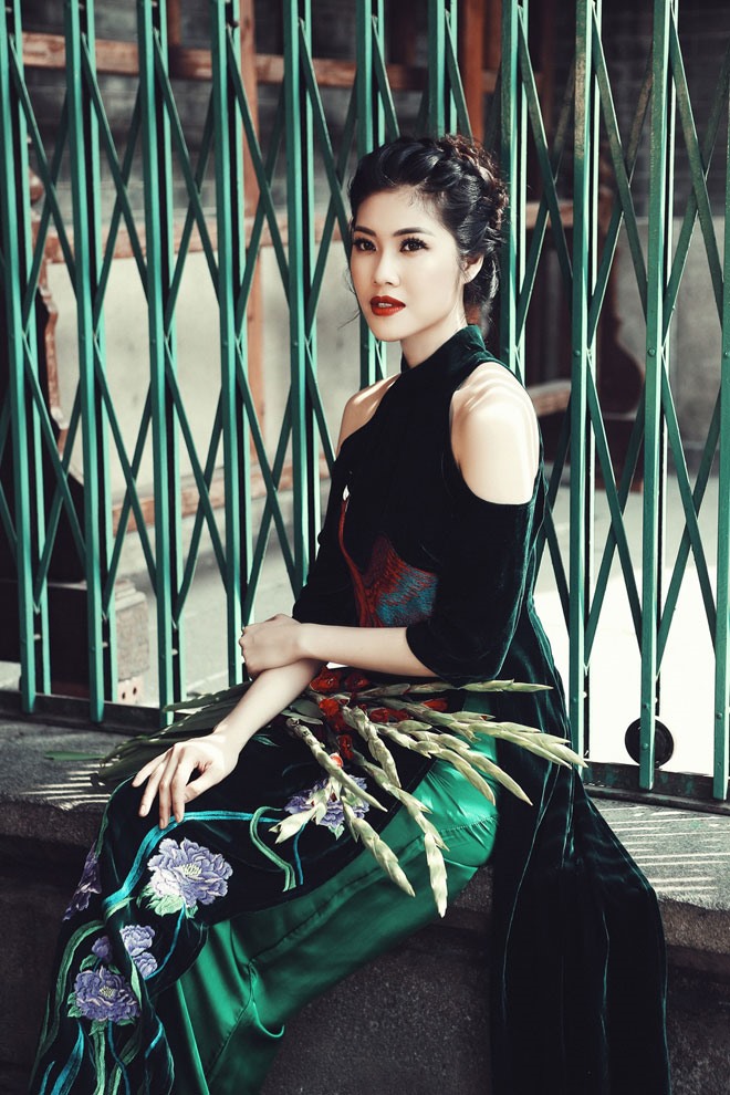 Những hình ảnh mới nhất của siêu mẫu Thu Hằng trong mùa Trung Thu năm nay khiến nhiều khán giả vô cùng bất ngờ và thú vị. Cô mang đến hình ảnh của người phụ nữ duyên dáng, truyền thống, nhẹ nhàng mà vẫn vô cùng quý phái và quyến rũ. Ảnh: Kim Bánh Trôi.