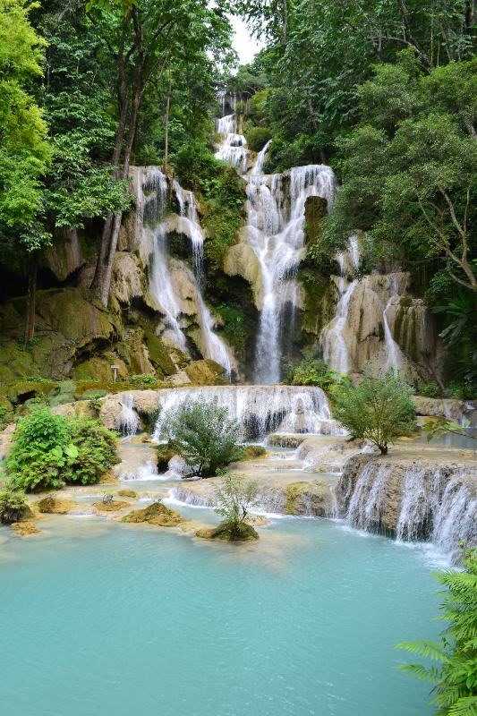 Khuangsi với làn nước màu xanh ngọc bích tuyệt đẹp.