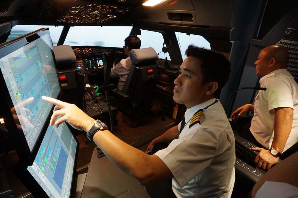 Một phi công điều khiển trên màn hình các chế độ bay, mô phỏng thời tiết bên ngoài, độ rung lắc khi cất hạ cánh,... được mô phỏng như thực tế. Ảnh: M.Q
