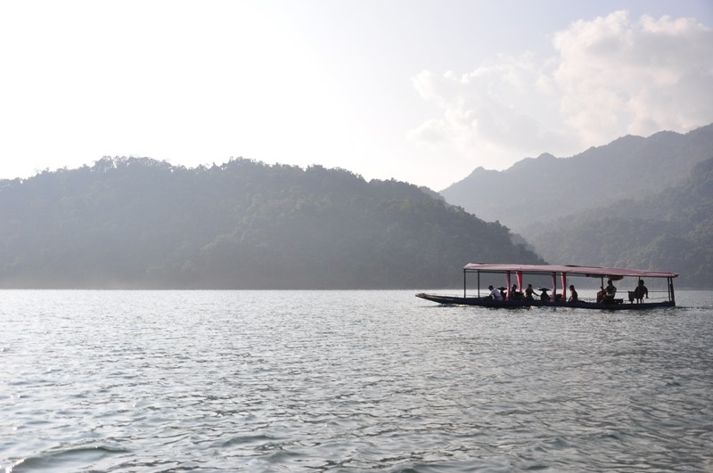 Sương giăng trong lòng hồ. Ảnh: Lam Linh
