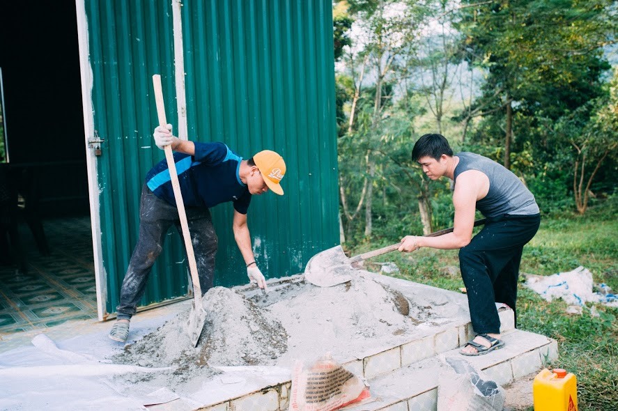 Các tình nguyện viên đã cùng nhau xây dựng, tu sửa lại các phần công trình hư hỏng, xuống cấp để tạo lớp học và sân chơi cho học sinh.