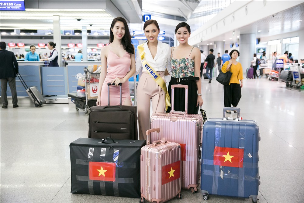Á khôi Ngọc Vân và Á hậu Phụ nữ Sắc Đẹp 2017 Mỹ Linh tiễn Hoàng Thu Thảo. Ảnh: T.L