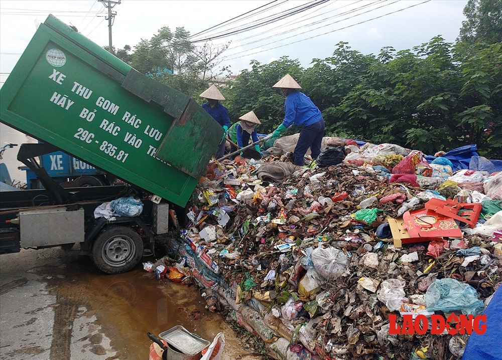 Gần 1 tháng trở lại đây, tình trạng rác thải sinh hoạt bủa vây xung quanh nội thị thuộc Thị xã Sơn Tây (Hà Nội) gây bức xúc cũng như gây ảnh hưởng đến cuộc sống, sức khỏe, sinh hoạt của người dân.