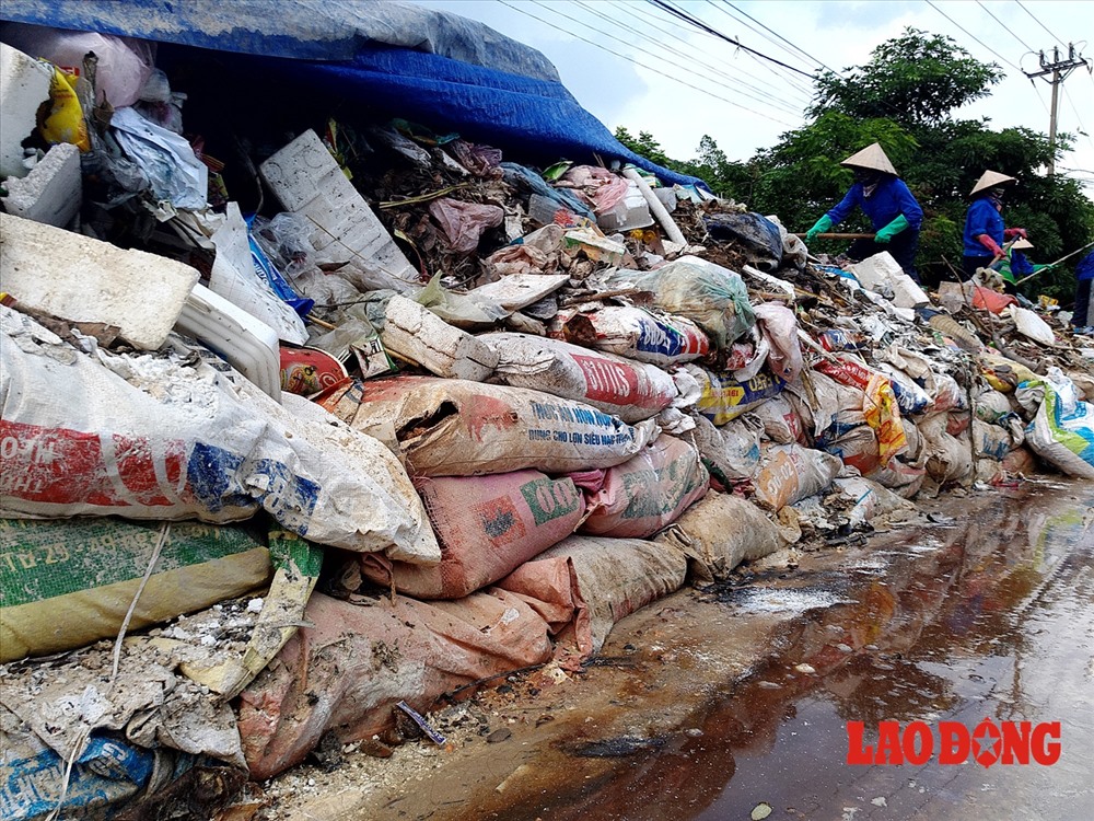Theo người dân, thời điểm đó, tình trạng rác thải bị ùn ứ và không được thu gom hoặc vứt khắp phố phường xảy ra khoảng 1 tuần. Đến nay, tình trạng rác thải bị ùn ứ đã kéo dài 20 ngày. Chính quyền và các đơn vị liên quan đã tiến hành thu gom rác thải trong nội thành đưa ra các bãi tập kết chất thành núi cạnh vườn hoa, đường giao thông.