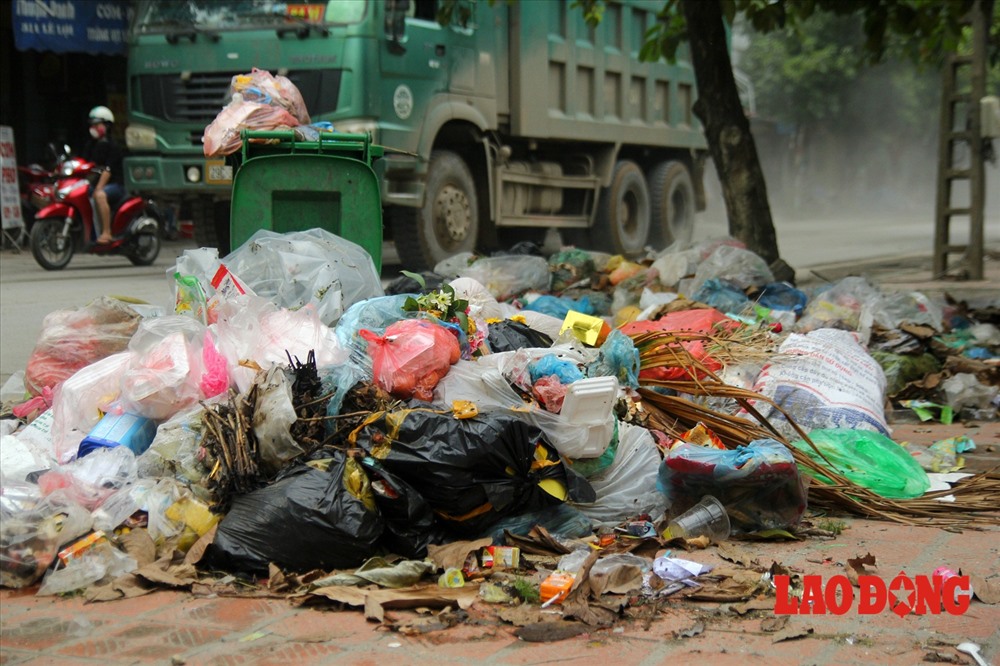 Bất cứ ai di chuyển qua 2 núi rác này cũng phải bịt mũi vì mùi hôi thối nồng nặc bốc lên.