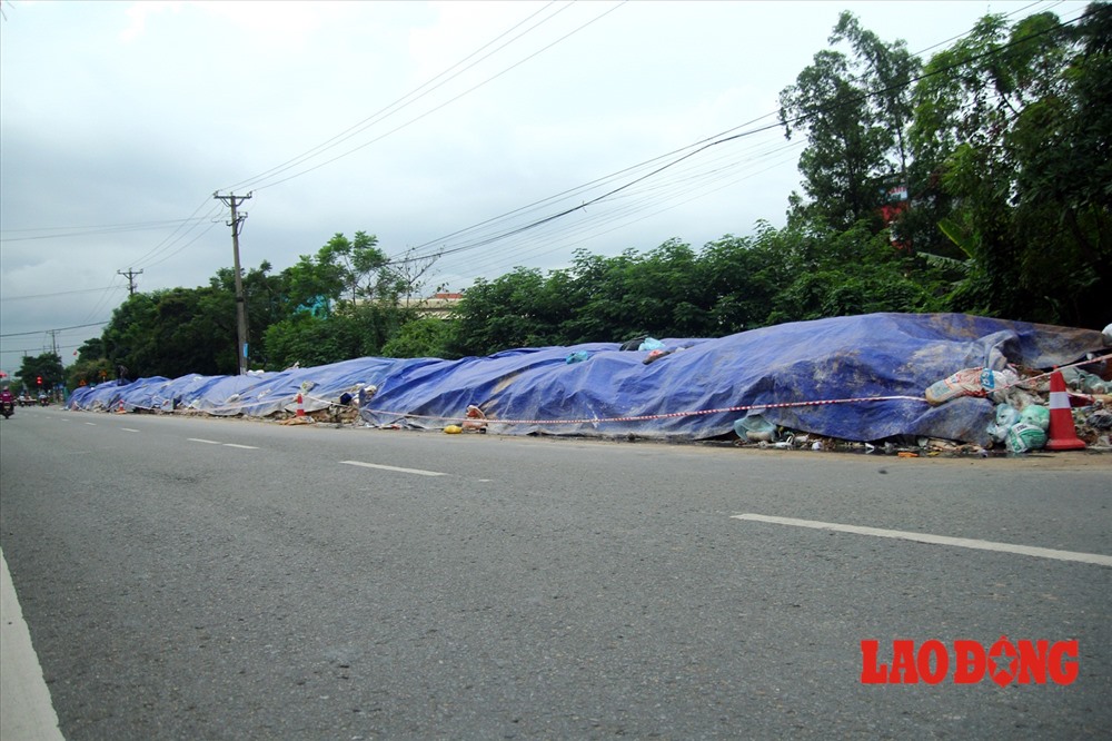 Những núi rác chất thành đống, trở thành nỗi ám ảnh kinh hoàng của người dân.
