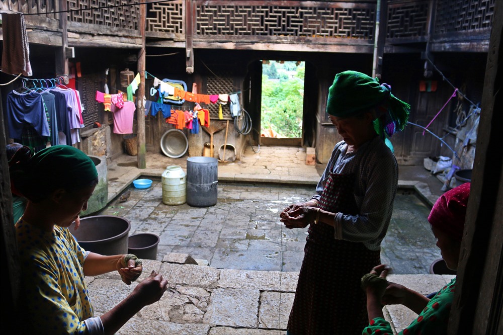 2 ngôi nhà cùng một nhóm thợxây được thuê từHoa Nam - Trung Quốc thi công và cùng xây dựng trong khoảng thời gian hơn 8 năm.
