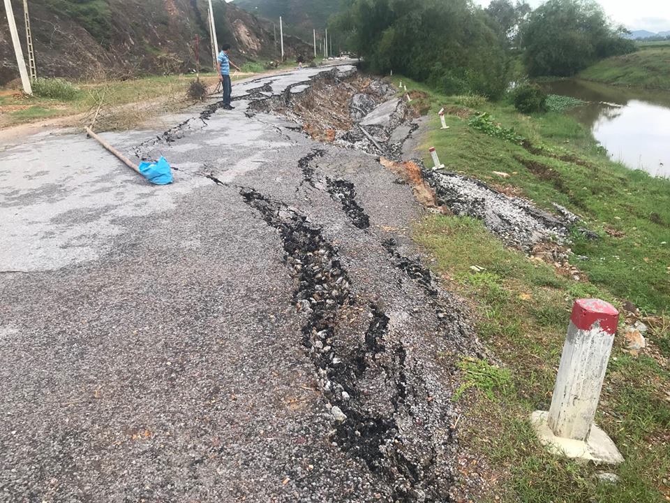 Đó là đoạn đường thuộc con đường dự án đường nối khu di tích Lê Hồng Phong với Xứ ủy Trung Kỳ đi qua địa phận các xã Hưng Tiến, Hưng Thắng, Hưng Châu, Hưng Xuân và Hưng Phú,…tại huyện Hưng Nguyên (Nghệ An) với chiều dài khoảng 7km do UBND huyện Hưng Nguyên làm chủ đầu tư. (ảnh H.Q)