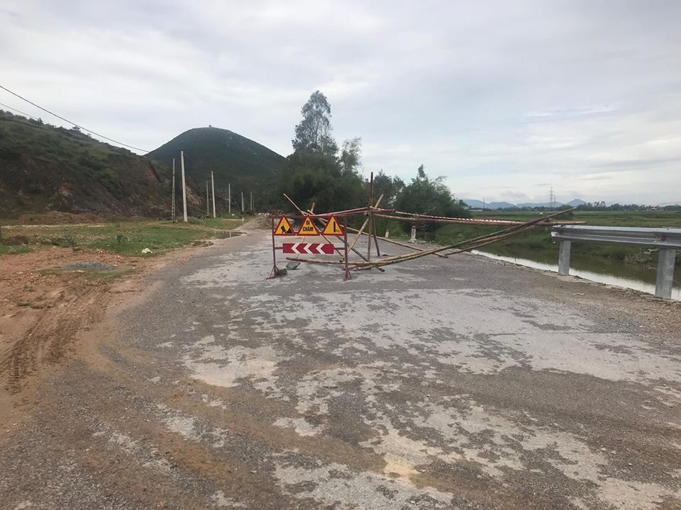 Hiện chưa rõ nguyên nhân của việc sạt lở đoạn đường trên. Ảnh: HQ