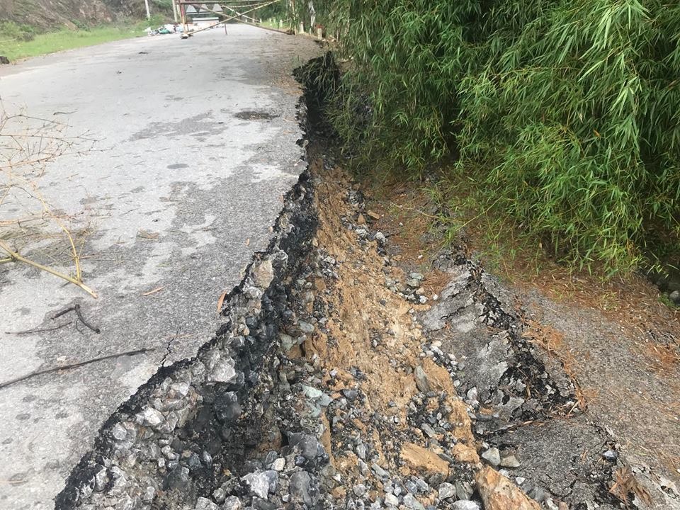 Tại hiện trường, tình trạng sụt lún, nứt gãy thành nhiều tầng, lớp; cùng với những vết nứt sâu dài hàng trăm mét, sâu xuống khoảng 2m. Ảnh: HQ