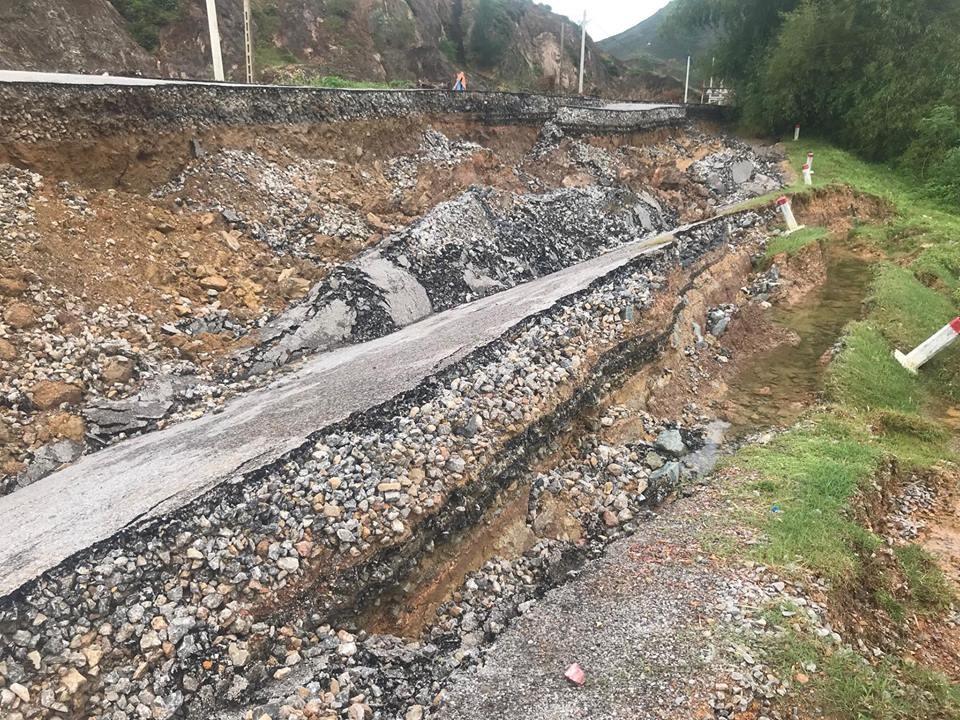 Anh Nguyễn Văn Bình người dân địa phương cho biết: Buổi sáng anh đi làm chỉ thấy một vết nứt, chiều về cả đoạn đường gần 100 m đã nát như tương. Ảnh: HQ