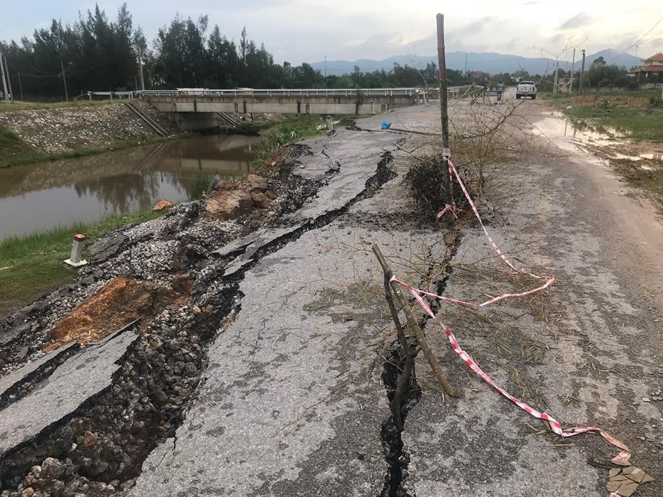 Chính quyền xã Hưng Châu đã đóng cọc tre để chống sạt lở, dùng những cành cây và dây căng hai đầu đường để cảnh báo nguy hiểm. Ảnh: HQ