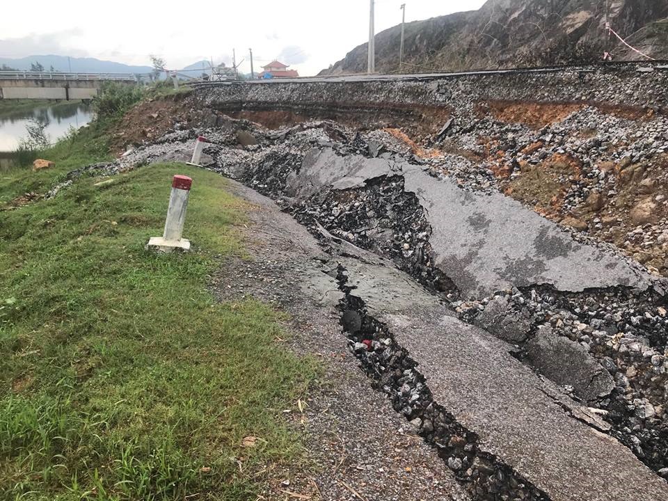Ông Hoàng Anh Tiến - Trưởng ban Quản lý dự án các công trình xây dựng huyện Hưng Nguyên cho biết: “Dự án tuyến đường nối khu di tích Lê Hồng Phong với Xứ ủy Trung Kỳ dài khoảng 7km có nguồn gốc hình thành cốt nền cũ từ lâu phải đến mất chục năm rồi, vừa rồi có tiến hành dự án nâng cấp tuyến đường nhưng không xử lý nền, không làm nền chỉ làm mặt đường”. Ảnh: HQ