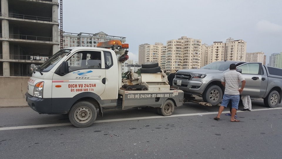 Khoảng 16h30, xe máy của nạn nhân được đưa khỏi hiện trường.